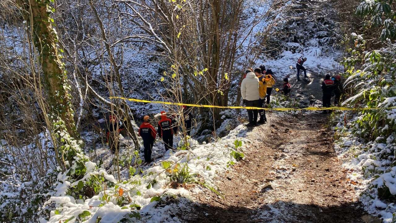 Dere yatağında yarı çıplak erkek cesedi bulundu 4